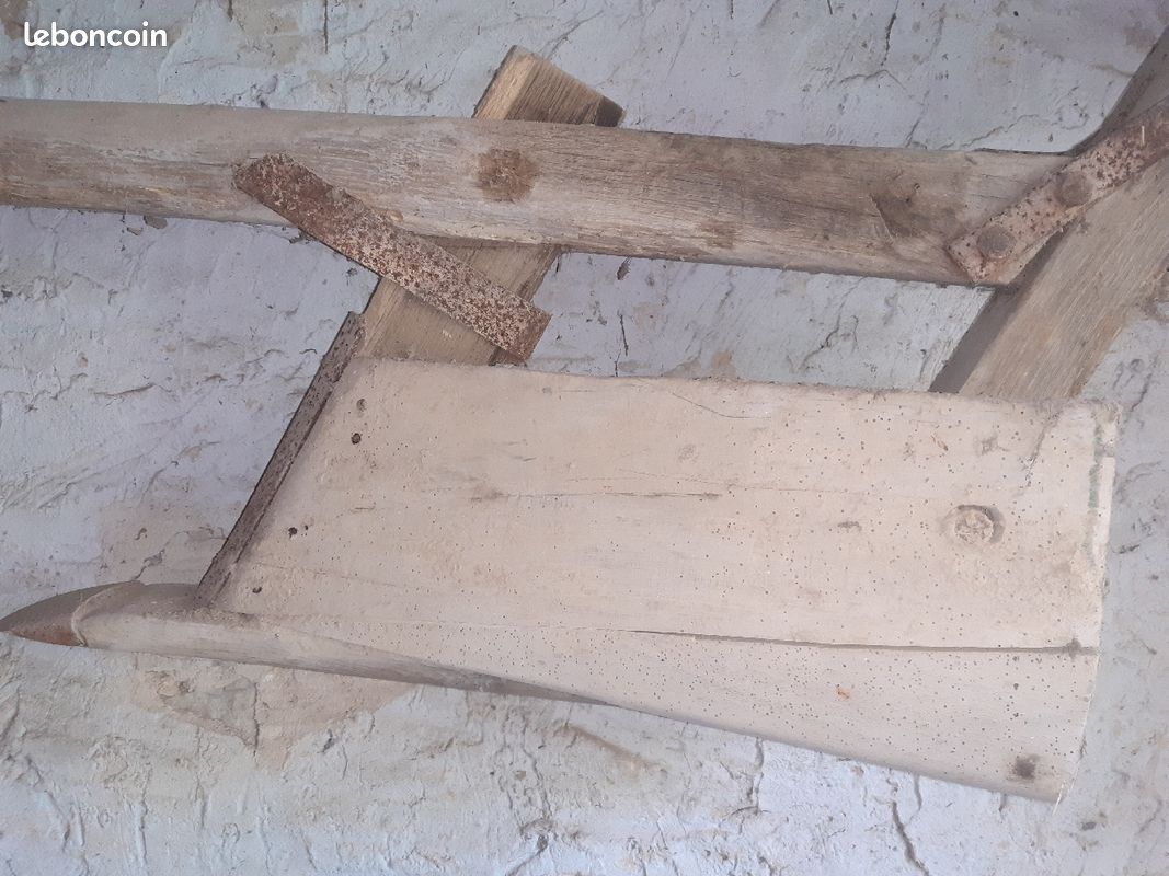 Charrue en bois ancienne (image 2)