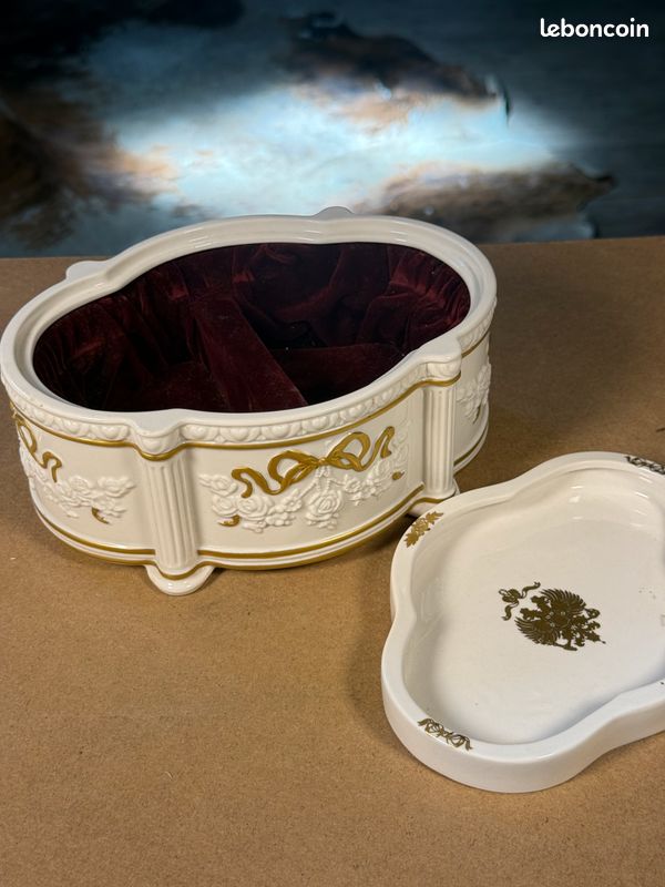 Boîte à bijoux The Fabergé Snow Dove – FM Fine Porcelain – Colombes & roses (image 4)