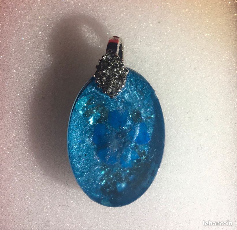 Pendentif ovale en résine fleur séchée bleue paillettes bleues (image 2)