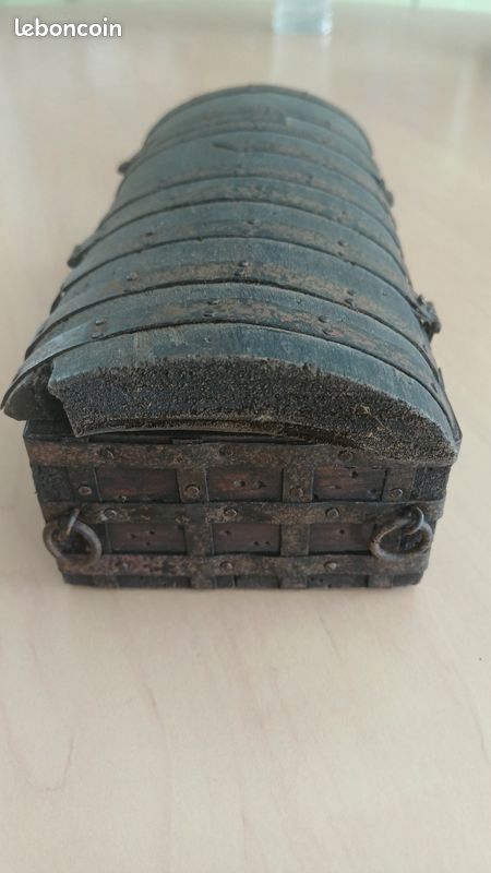 Coffret miniature ancien en bois et fer forgé / Coffre fort de maîtrise Art Populaire (image 4)