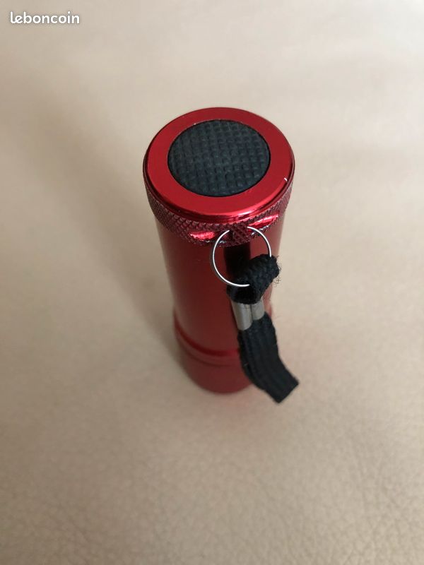Ploarnovo Lot de 3 mini lampes de poche LED rouges à lumière rouge unique 1 mode