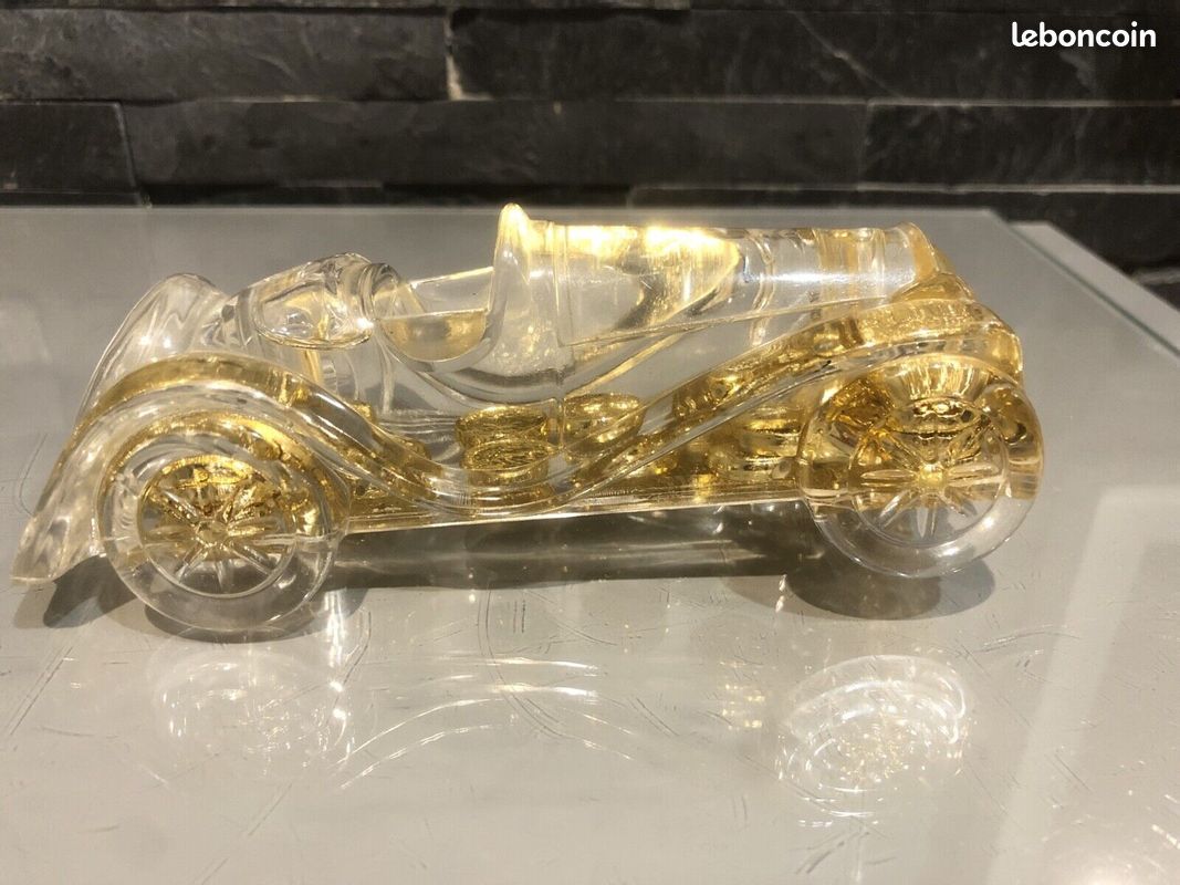 Voiture ancienne collection en plastique remplie de liquide et de piéces vintage (image 1)