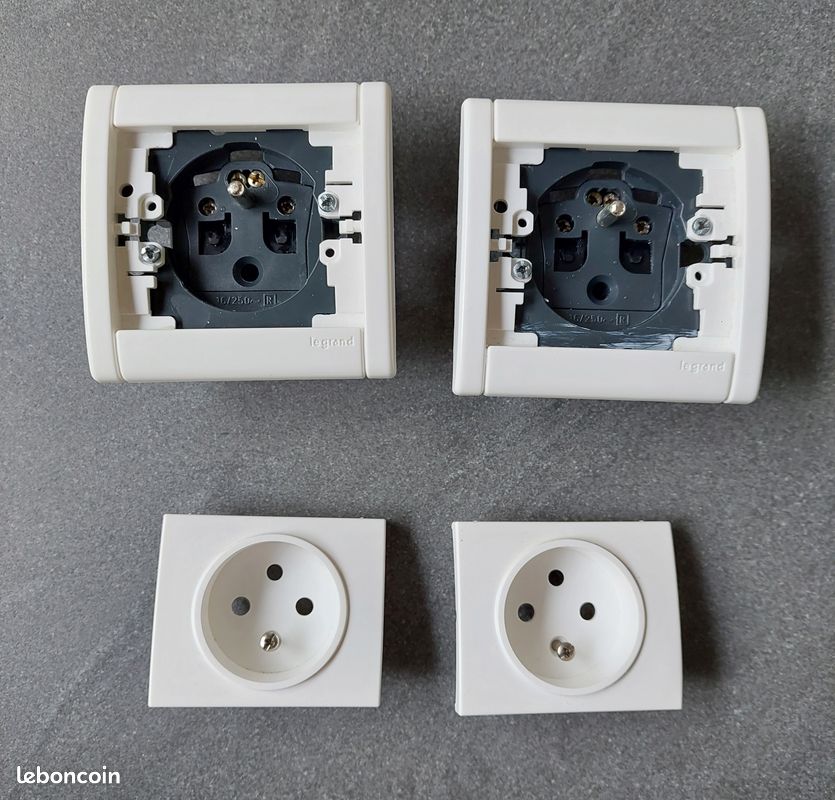 Prise électrique Legrand Sagane 2P+T – Neuve Sans Emballage