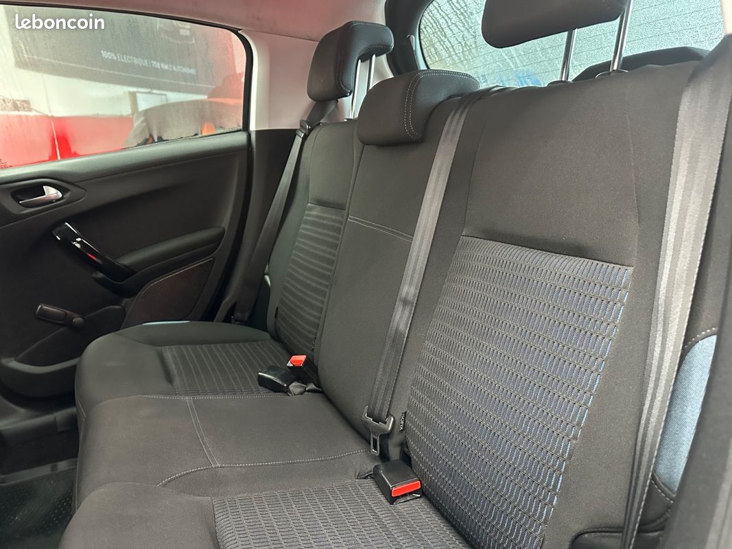 Peugeot 208 1.6 HDI 92 CH BLEUTOOH ECRAN TACTILE (image 8)
