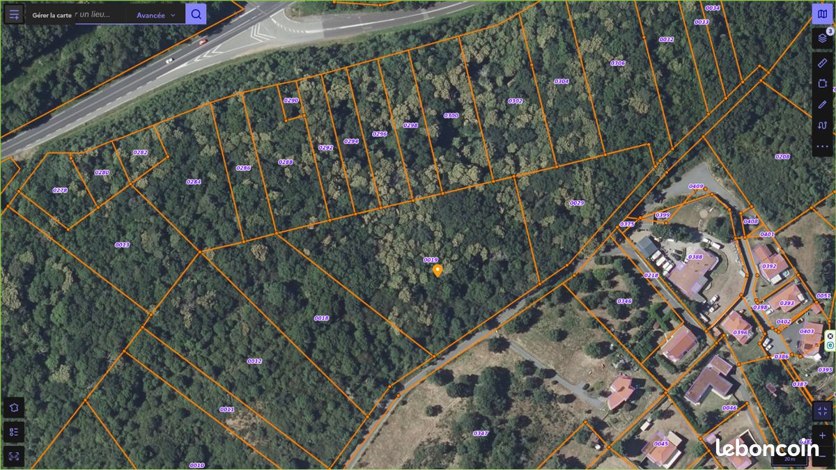 Terrain forestier non constructible 8551 m² - Volvic 63530 · 2 400 €