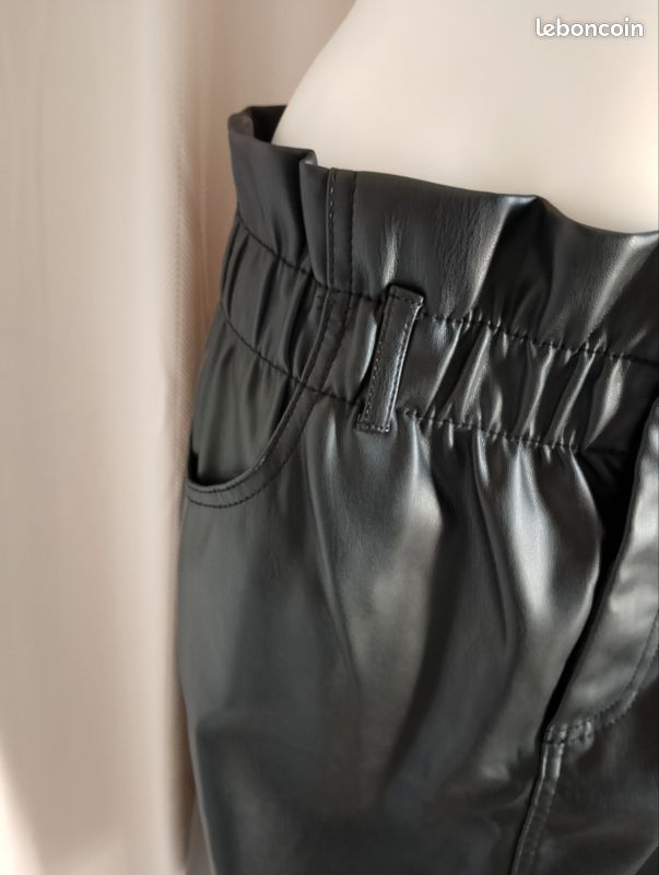 Jupe Courte Noire Bel Air - Taille 2 (36/38) - Matière élastique Avec Détails Cuir - Occasion Impeccable