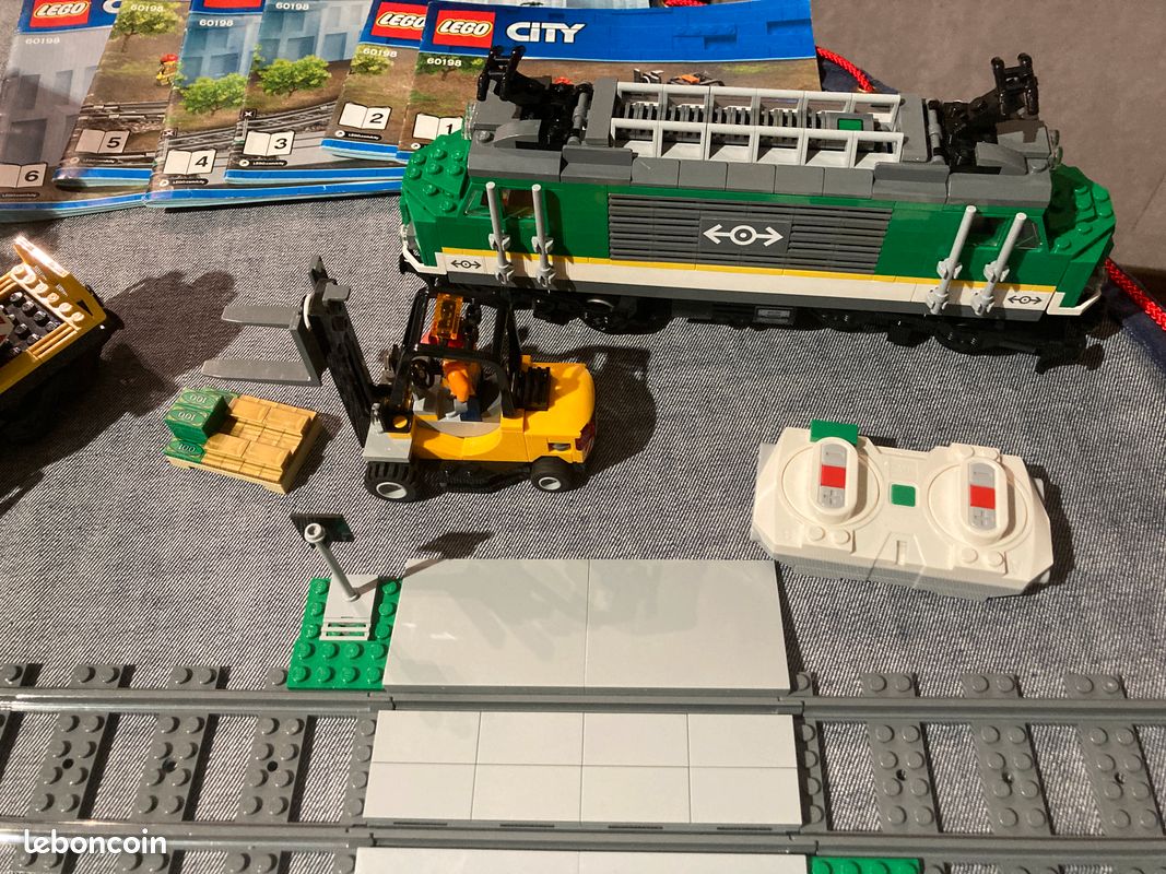Lego City 60198 le train de marchandise Jeux Jouets