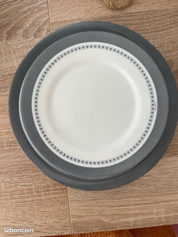 Lot assiettes grises (image 1)