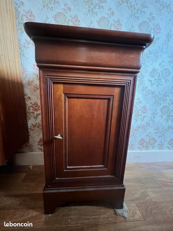 Lit en merisier et table de chevet (Lot) (image 2)