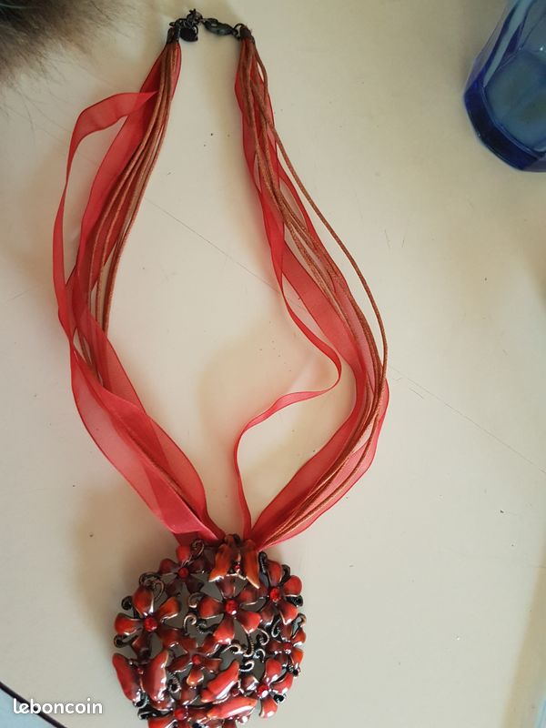 Collier rouge (image 1)
