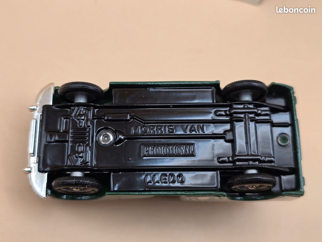Lledo 1/43 Morris Minor Van Fleetspray (image 7)