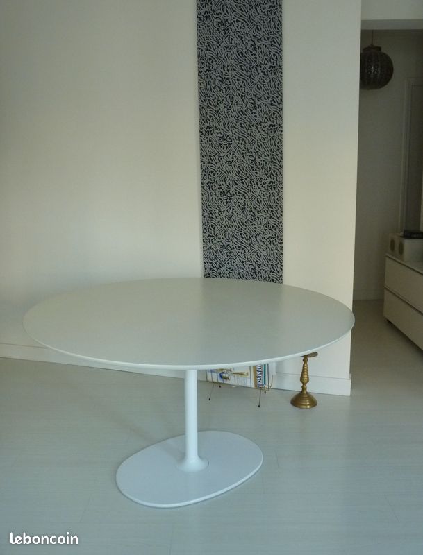 TABLE DIZZIE de chez ARPER . ø 137CM (image 2)