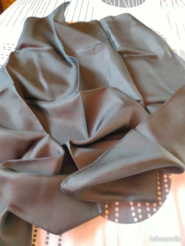 Foulard noir 67x68 cms (image 4)