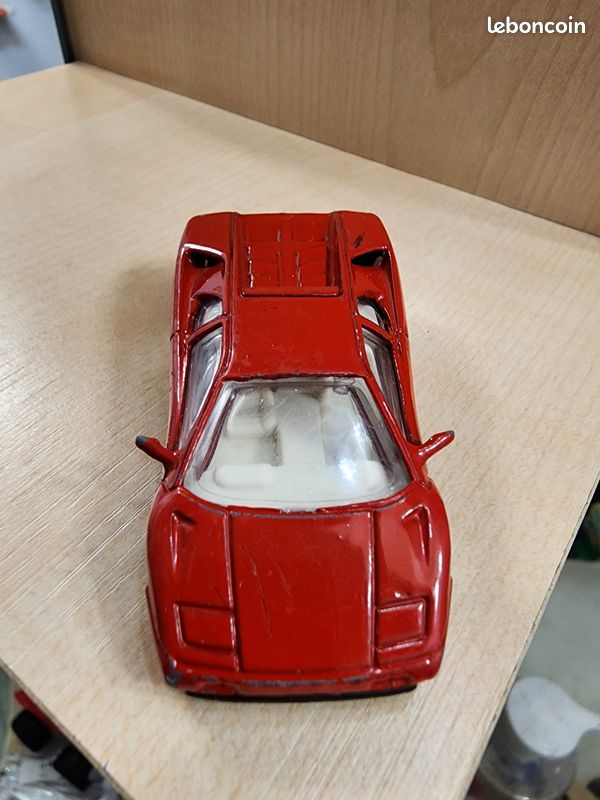 Lamborghini Countach miniature, fabrication Made in England, avec carrosserie en métal, peinture rouge et intérieur blanc (image 3)