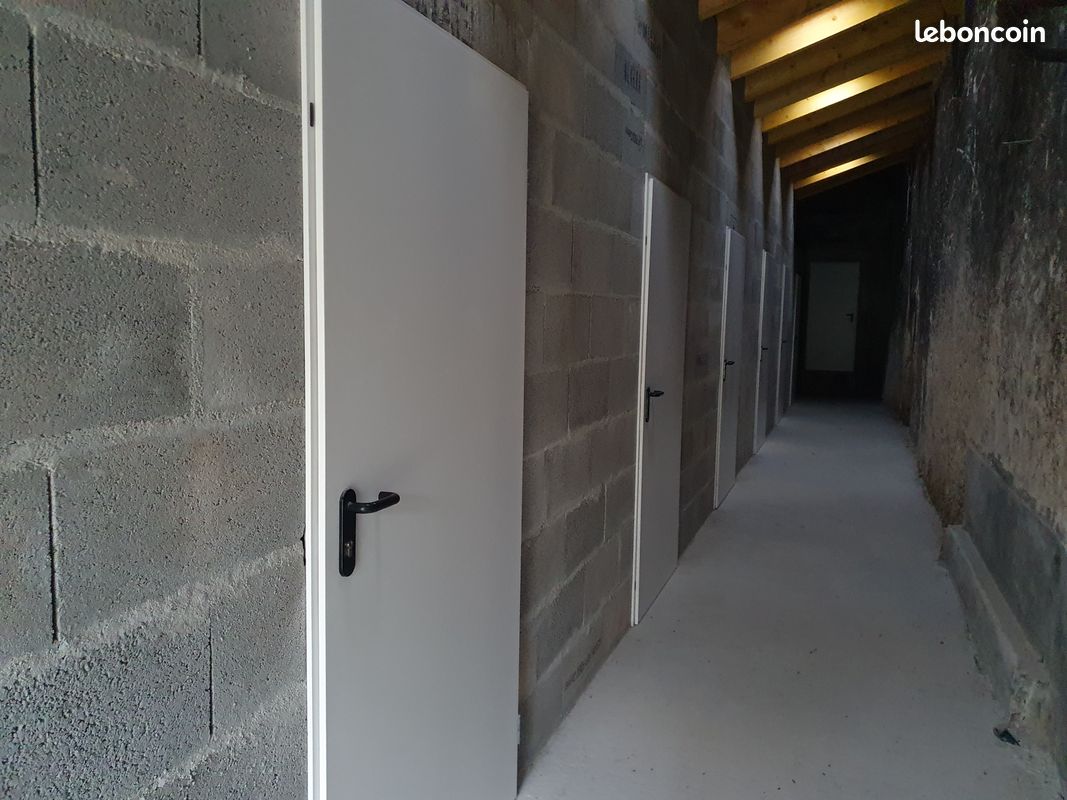 Local commercial 1 pièce 8 m² · à Saint-Christoly-de-Blaye · 8 m² · 100 €