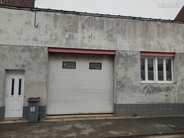 Hangar 130m2 proche centre ville avec bureau douche toilette kitchenette