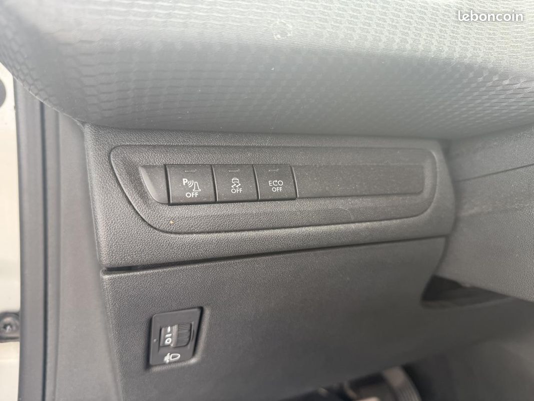 PEUGEOT 2008 1.2i 110CH BV EAT6 Allure (image 20)