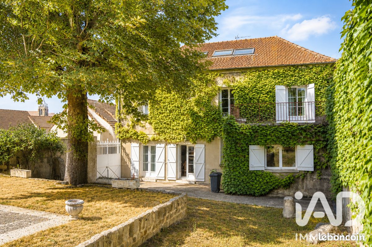 Maison 8 pièces 220 m² · à Villeneuve-la-Guyard · 220 m² · 326 000 €