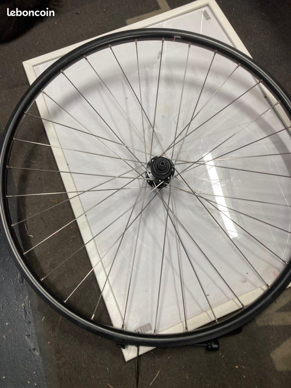 Roue Arrière VTC 700x35 – Alu, Moyeu Shimano RM30, Blocage, Cassette 9/8v – Marque Vélox