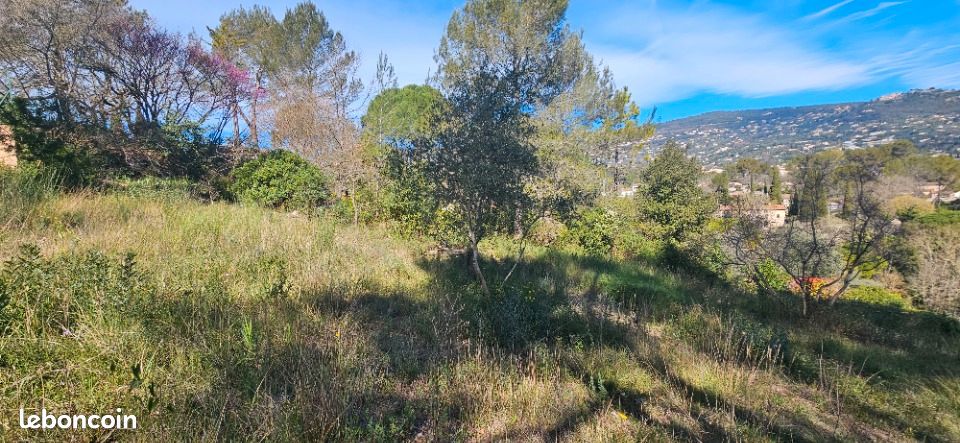 Terrain 1425 m² · à Peymeinade · 200 000 €