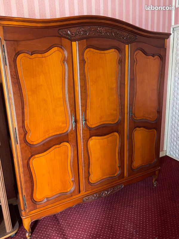 Grande armoire 3 portes style Louis XV – bois teinte merisier (image 5)