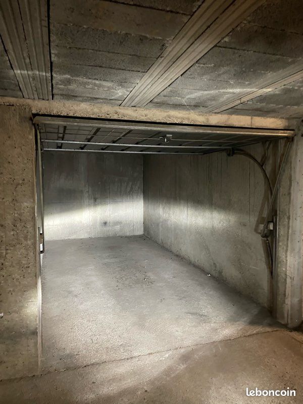 Garage sécurisé · à Dole · 80 €/mois