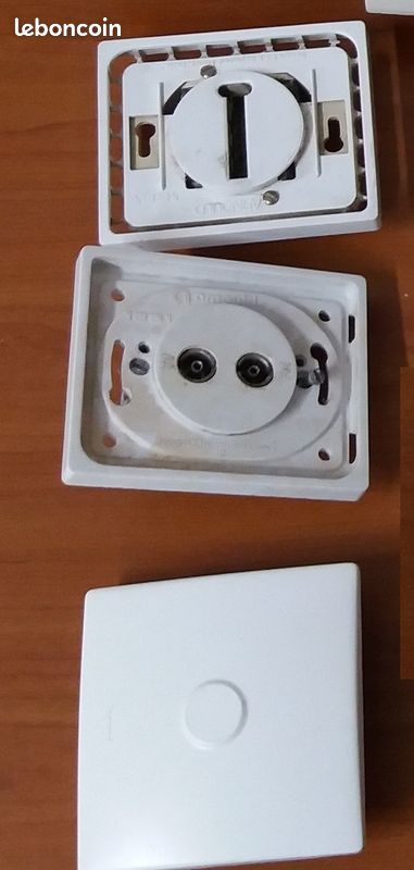 Lot Arnould 1001 – 1 Interrupteur Simple + 1 Prise, Coloris Blanc/gris