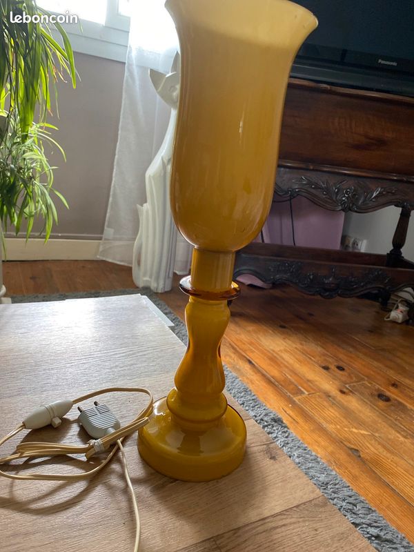 Lampe en opaline vintage hauteur 40 cm (image 1)