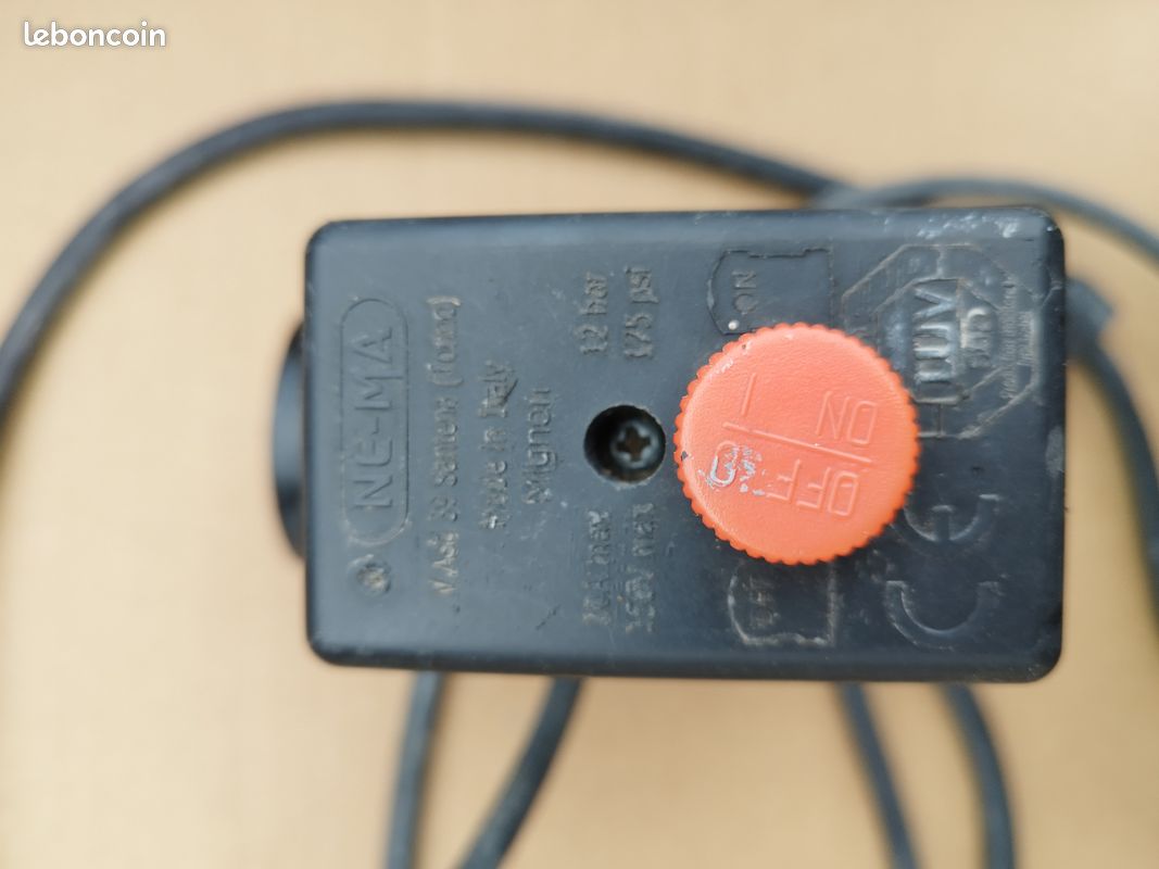 Pressostat de compresseur avec son manomètre et son alimentation électrique (image 3)
