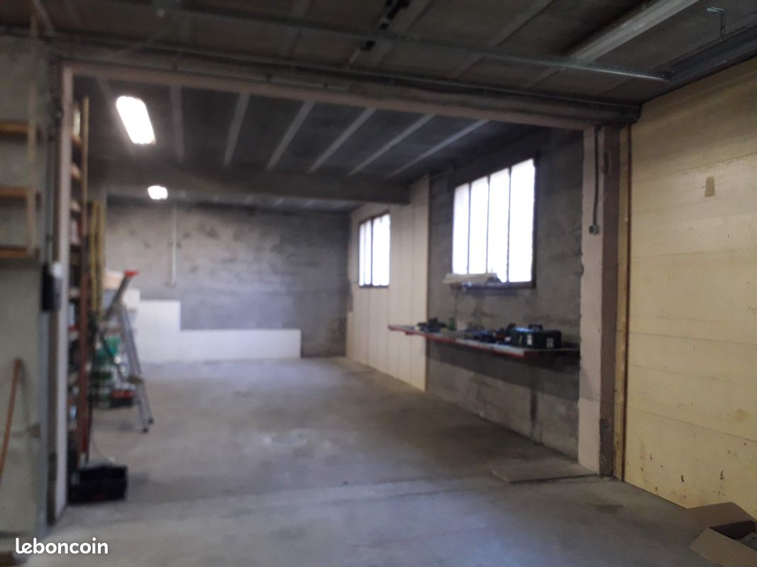 Emplacement dans garage · à Orchamps-Vennes · 80 €/mois