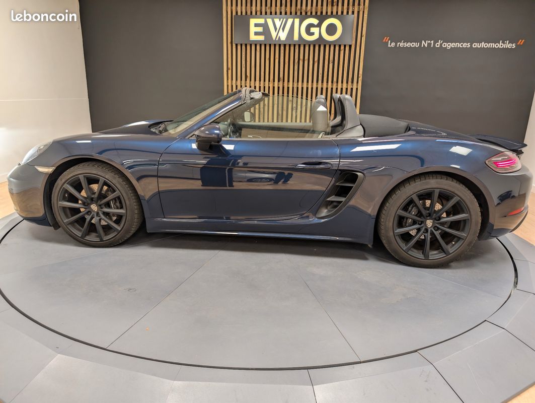 PORSCHE 718 BOXSTER 2.0 300 PDK - CAMERA DE RECUL + RADAR AVANT + SIEGES ET VOLANT CHAUFFANT + CLIM BI-ZONe (image 19)