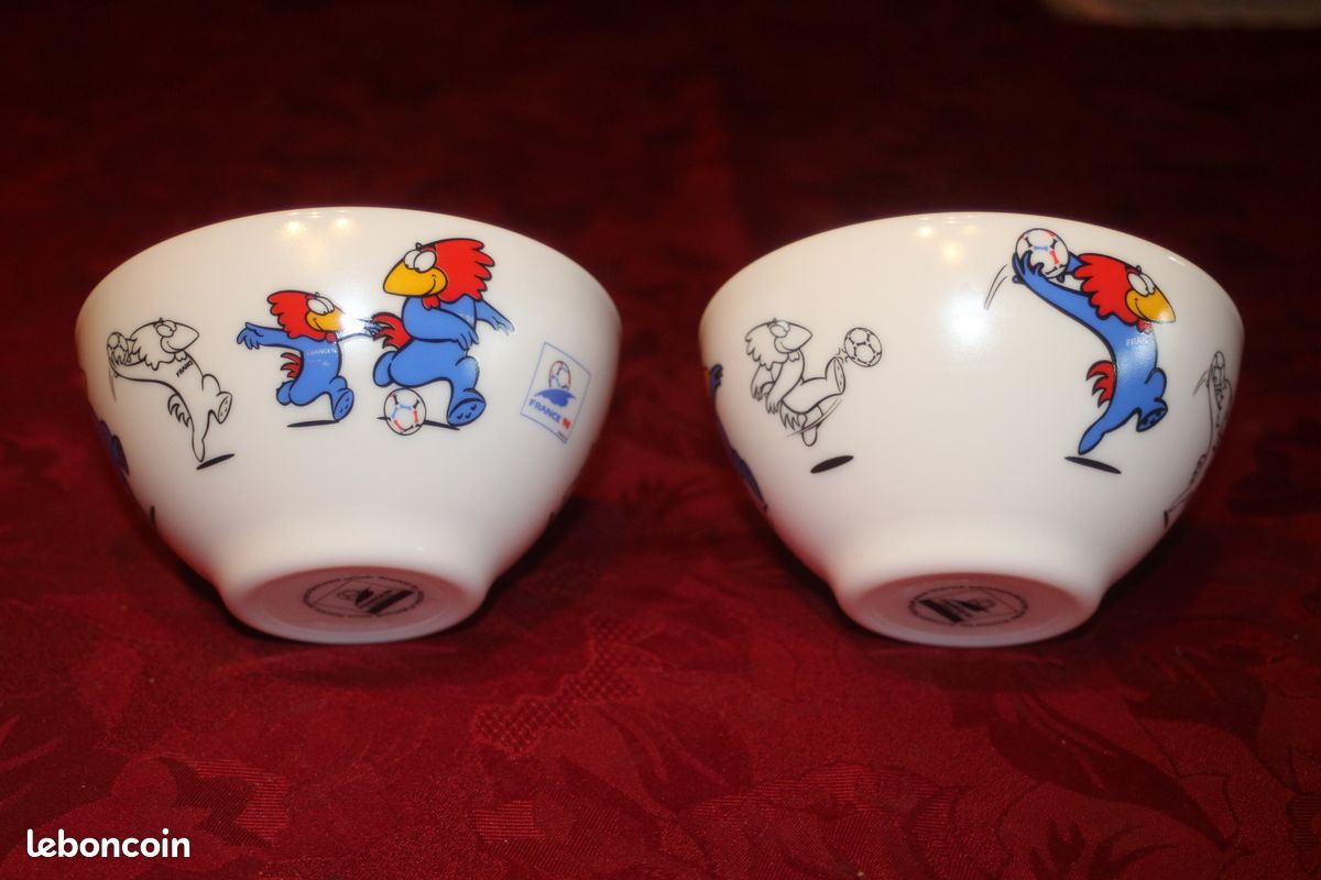 Bol mug collector coupe du monde de football de 1998 avec mascotte Footix Matière : arcopal. Hauteur : 9 cm – Diamètre : 12 cm. Bol mug en très bon état - Arts de la table