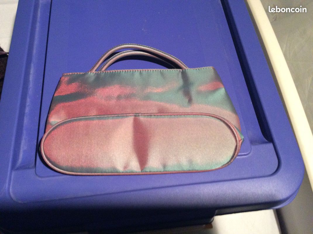Pochette gris et rouge phytomer (image 2)