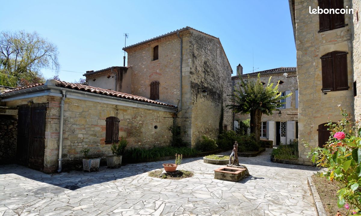 Maison 7 pièces 220 m² · à Auriac-sur-Vendinelle · 220 m² · 1 300 €/mois