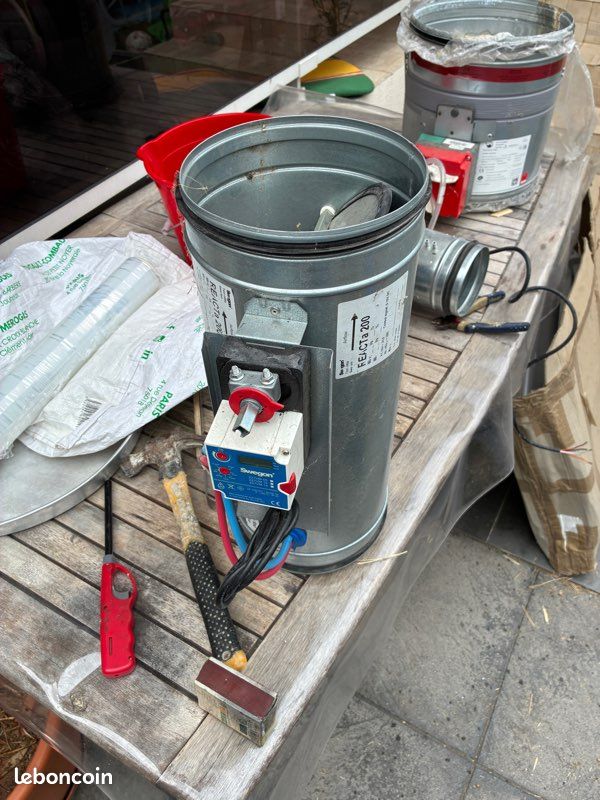 Vends régulateur de débit d'air variable (VAV) de la marque Swegon (modèle REACTa 200), équipé d'un servomoteur (image 1)