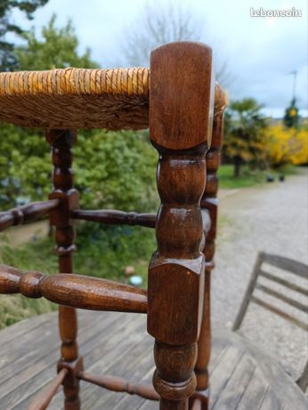 Chaise rustique avec assise en paille finition jaune, fabriquée en bois