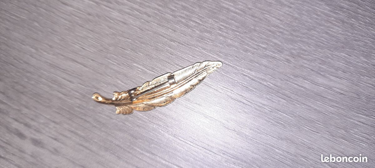 Petite broche dorée (image 1)