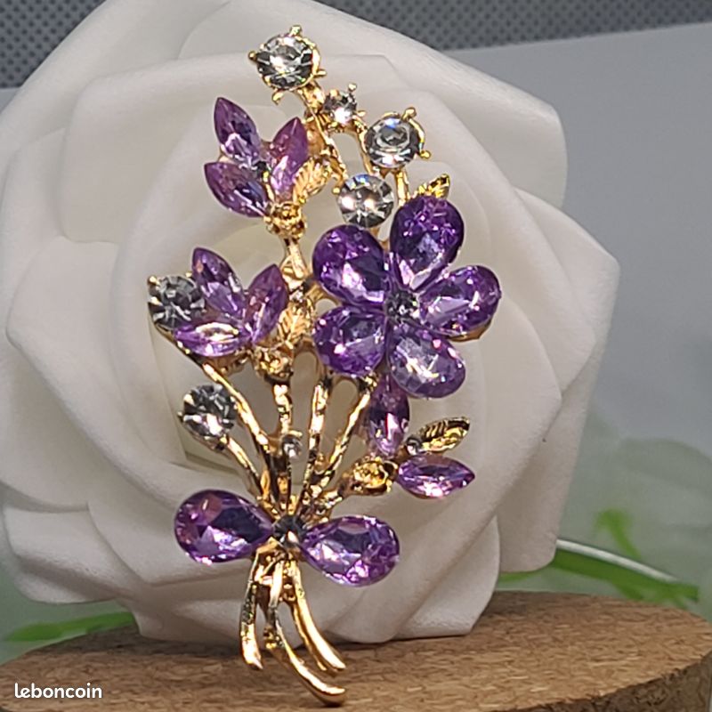 Broche Bouquet Fleurs Violettes Cristal Acier Inoxydable - 6.8x3.7cm Accessoire Élégant