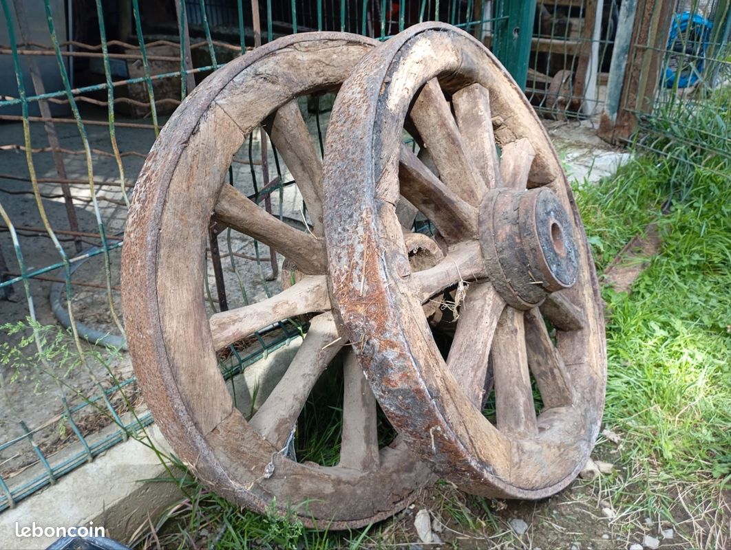 Roue De Char En Chêne Massif – Ossature Fonte Martelée – XVe Siècle – Déco