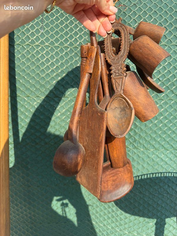 Lot de cuillères anciennes en bois sculpté – Artisanat authentique (image 1)