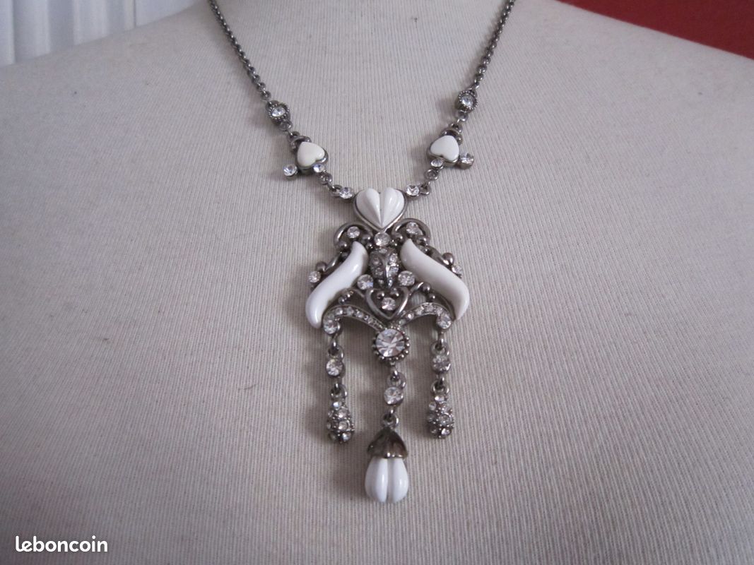 Ensemble blanc collier et boucles d'oreilles (image 8)