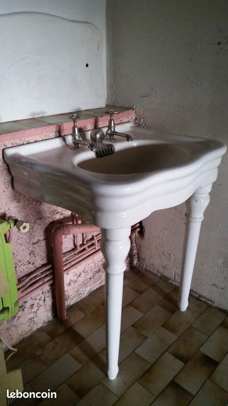 Superbe lavabo 1900 robinetterie d'origine à réviser. Minuscules traces d'usage. Hauteur vasque 90 cm , largeur 70 cm . Plaque arrière 70 de large sur 40 de haut (image 4)