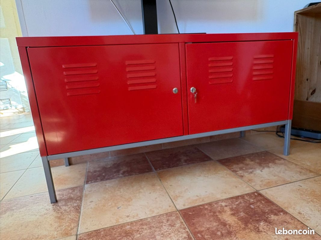 Meuble bas IKEA PS rouge en métal – style industriel (image 2)