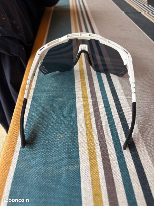 Lot 2 Lunettes de soleil cyclisme Scicon noire + blanche - État neuf » (image 5)