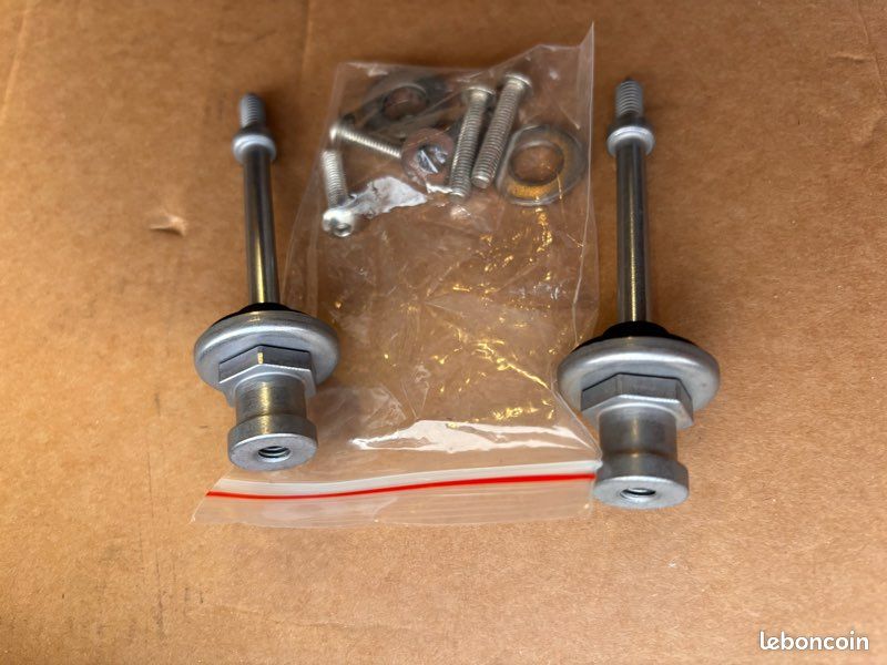 Pare carters plastiques BMW R1200GS - R1200R et visserie de montage (image 2)