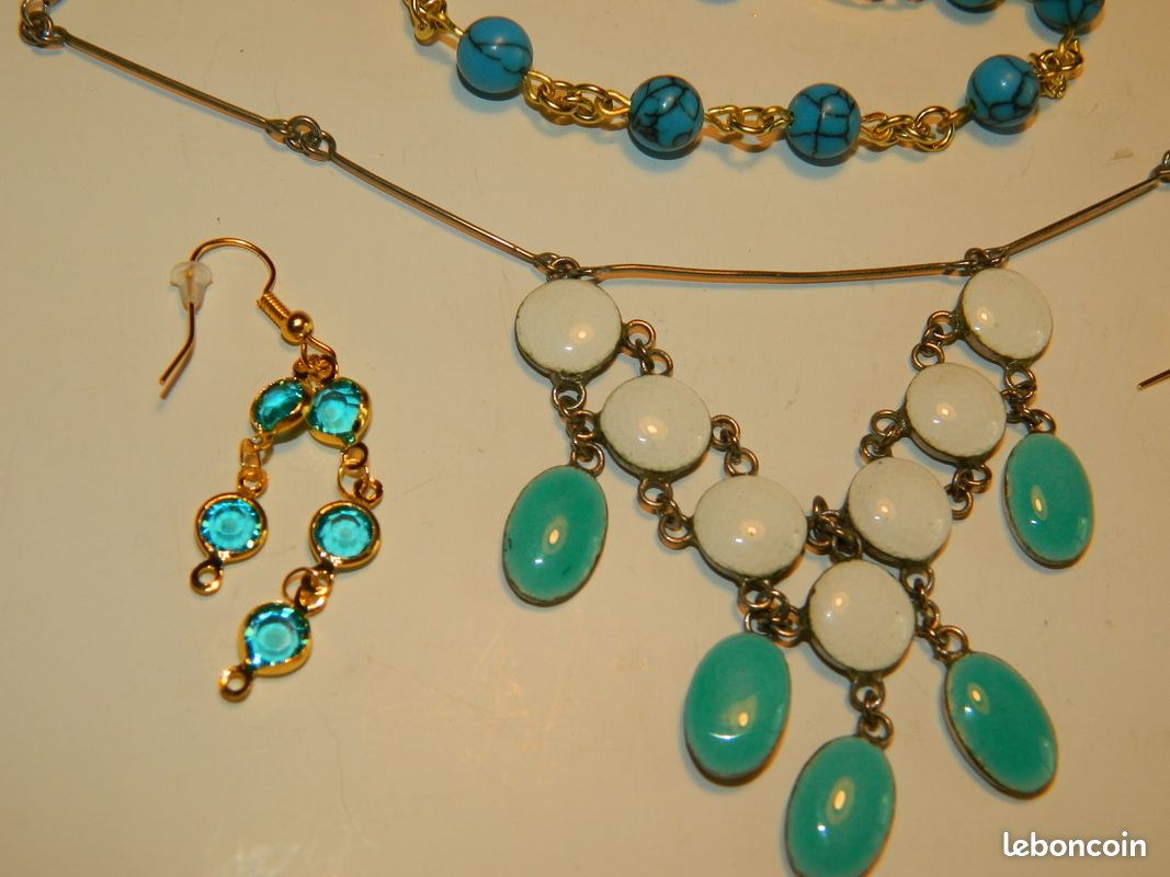 Lot De Bijoux Turquoise Bleue : 1 Collier + 2 Boucles D'oreilles Clous - Occasion Très Bon état