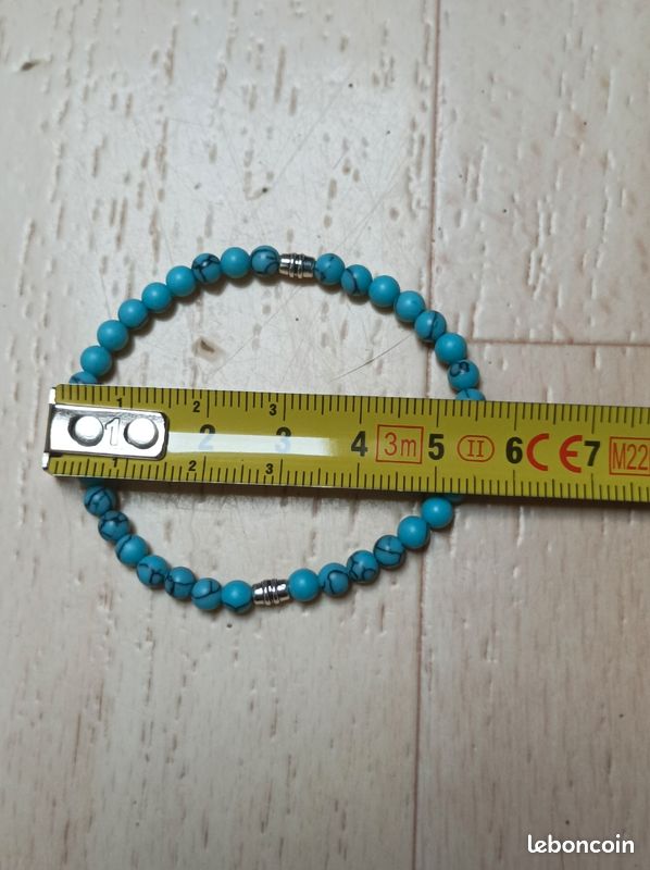 Bracelet en petites pierres couleur turquoise (image 3)