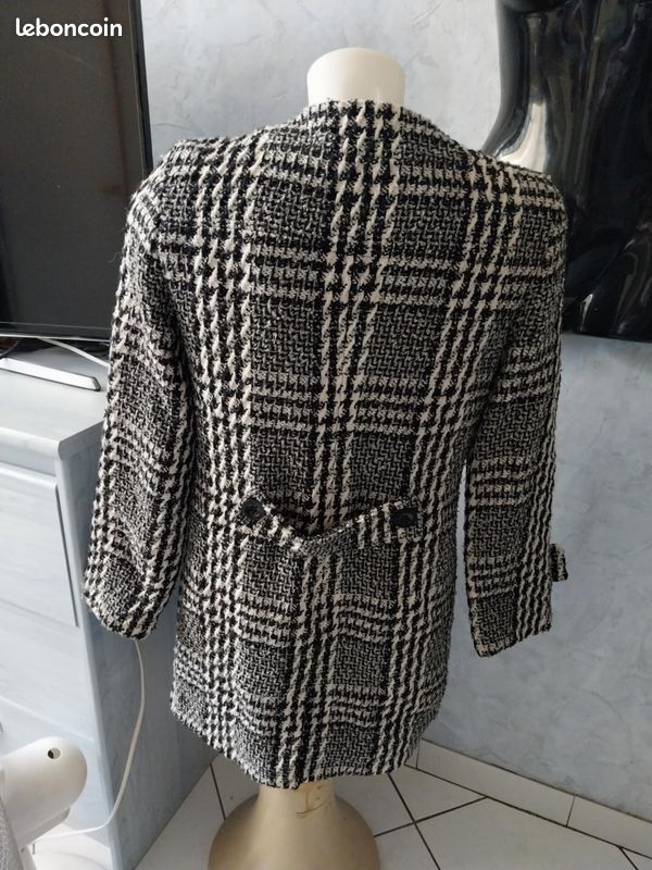 Manteau jacquard court DAMART TBE sauf qu'il manque l'étiquette de