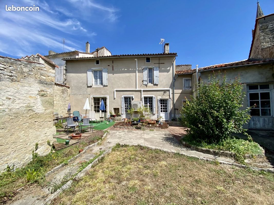 Maison 5 pièces 171 m² · à Aigre · 171 m² · 119 900 €