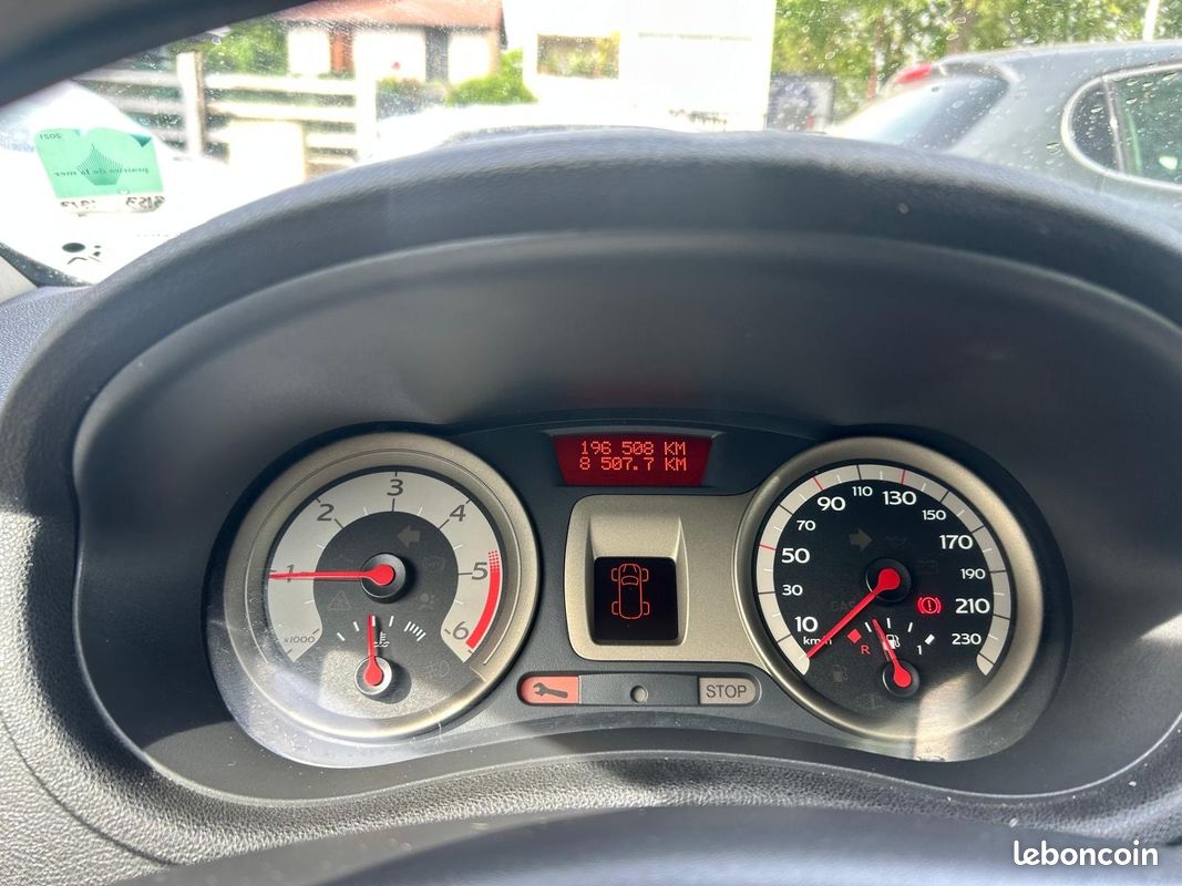 RENAULT CLIO III 1.5 dCi 85 eco2 Extrême Claire/CREDIT POSSIBLE (image 10)